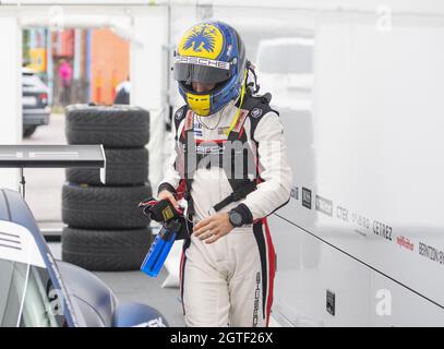 Mantorp, Svezia. 2 ottobre 2021. Il Principe Carl Philip guida la Porsche Carrera Cup Scandinavia nella finale di Mantorp a Mantorp, Svezia, il 02 ottobre 2021. Photo by Johan Valkonen/Stella Pictures/ABACAPRESS.COM Credit: Abaca Press/Alamy Live News Foto Stock