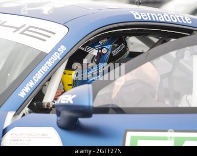 Mantorp, Svezia. 2 ottobre 2021. Il Principe Carl Philip guida la Porsche Carrera Cup Scandinavia nella finale di Mantorp a Mantorp, Svezia, il 02 ottobre 2021. Photo by Johan Valkonen/Stella Pictures/ABACAPRESS.COM Credit: Abaca Press/Alamy Live News Foto Stock