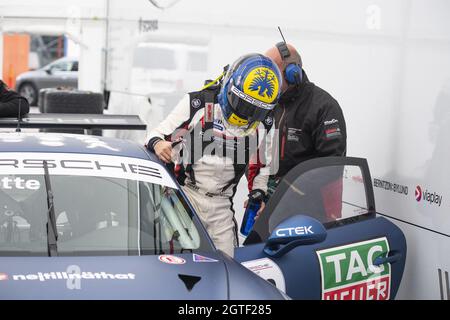 Mantorp, Svezia. 2 ottobre 2021. Il Principe Carl Philip guida la Porsche Carrera Cup Scandinavia nella finale di Mantorp a Mantorp, Svezia, il 02 ottobre 2021. Photo by Johan Valkonen/Stella Pictures/ABACAPRESS.COM Credit: Abaca Press/Alamy Live News Foto Stock