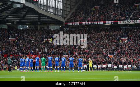 Manchester, Regno Unito. 2 ottobre 2021. Entrambe le squadre tengono un minuto di applauso per l'ex giocatore di Liverpool Roger Hunt che è morto all'inizio di questa settimana durante la partita della Premier League a Old Trafford, Manchester. Il credito d'immagine dovrebbe leggere: Andrew Yates / Sportimage Foto Stock