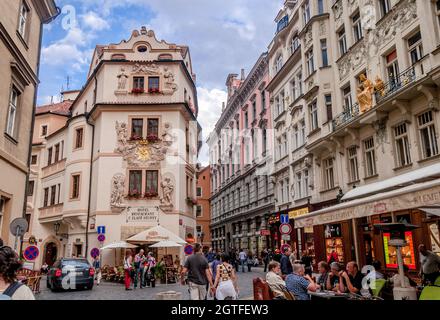 Hotel U Zlate Studny (presso il pozzo d'oro), Karlova Street (Kings Road), Praga Foto Stock