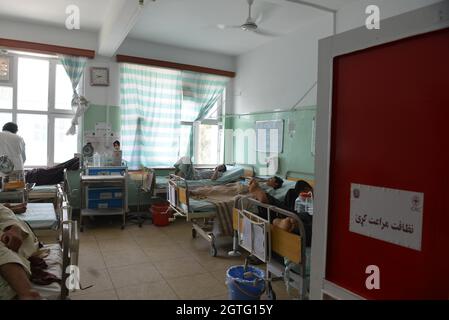 Kandahar, Afghanistan. 30 settembre 2021. Le persone ricevono cure mediche presso il Mirwais Regional Hospital nella città di Kandahar, nel sud dell'Afghanistan, 30 settembre 2021. PER ANDARE CON 'caratteristica: Cina-costruito ospedale dà ai pazienti la speranza in mezzo al sistema sanitario in Afghanistan 'il credito: Sanaullah Seiam/Xinhua/Alamy Live News Foto Stock