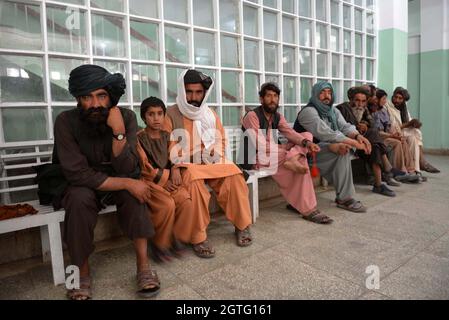 Kandahar, Afghanistan. 30 settembre 2021. I parenti dei pazienti attendono al Mirwais Regional Hospital nella città di Kandahar, nel sud dell'Afghanistan, 30 settembre 2021. PER ANDARE CON 'caratteristica: Cina-costruito ospedale dà ai pazienti la speranza in mezzo al sistema sanitario in Afghanistan 'il credito: Sanaullah Seiam/Xinhua/Alamy Live News Foto Stock