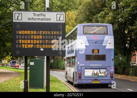 Informazioni sul traffico matrice di segnalazione di chiusure temporanee della strada per la gara ciclistica AJ Bell Women's Tour a Southend on Sea, Essex, Regno Unito. Interruzione Foto Stock