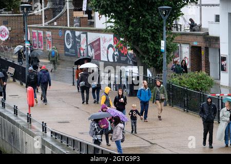 Millenium Bridge, Londra, Regno Unito. 2 ottobre 2021. UK Meteo: Piovere a Londra. Credit: Matthew Chattle/Alamy Live News Foto Stock