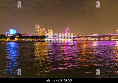 Vista generale della riva sud di Londra di notte Foto Stock