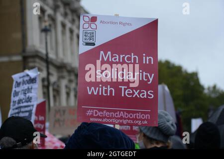 Londra, Regno Unito. 2 ottobre 2021. I diritti di aborto contano gli attacchi anti-aborto a Trafalgar Square marzo all'ambasciata degli Stati Uniti, Londra, Regno Unito. 2 ottobre 2021. Credit: Picture Capital/Alamy Live News Foto Stock