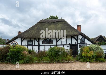 The Barn, un edificio del XVI secolo classificato di grado II a Frimley Green, Surrey, Inghilterra, Regno Unito. Foto Stock