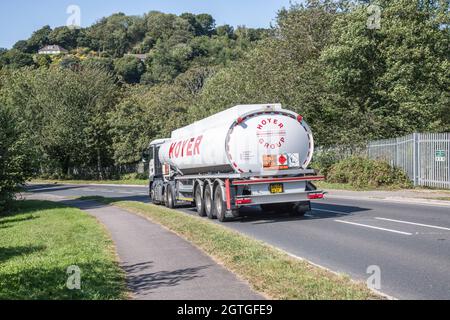 Carrello per la consegna di prodotti chimici/carburante Hoyer Group in discesa su strada di campagna. Per la carenza di conducenti nel Regno Unito, la consegna di carburante durante la crisi del carburante di Covid. Foto Stock