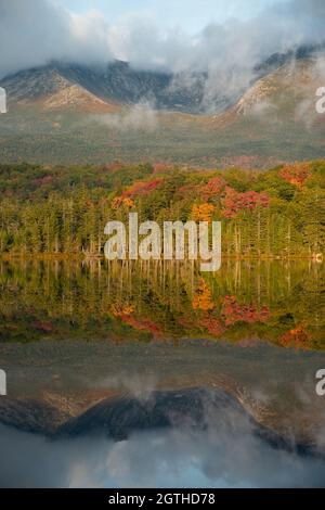 Monte Katahdin riflesso in Sandy Stream Pond all'alba, inizio autunno, Baxter state Park, Maine USA Foto Stock