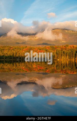 Monte Katahdin riflesso in Sandy Stream Pond all'alba, inizio autunno, Baxter state Park, Maine USA Foto Stock