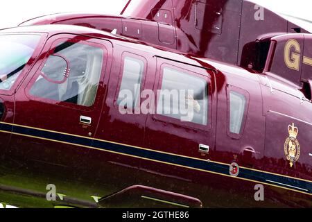 Edimburgo, Scozia, Regno Unito. 2 ottobre 2021. NELLA FOTO: Camilla dà la folla sotto un'onda dalla finestra dell'elicottero. Duca e Duchessa di Rothesay, AKA Charles e Camilla partono dal chopper reale. Sua Maestà la Regina apre ufficialmente il Parlamento Scozzese con una pesante presenza di polizia, con numerose forze di sicurezza e l'esercito britannico in piedi guardia. Le strade erano fiancheggiate da buoni wishers alcuni hanno visto onditare le bandiere di Union Jack e la gente che scattava le foto sui loro telefoni della macchina fotografica. Charles e Camilla partirono poi dall'elicottero reale. Credit: Colin Fisher/Alamy Live News Foto Stock