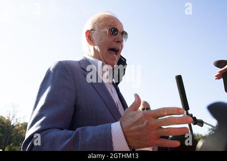 Washington DC, Stati Uniti. 2 ottobre 2021. Il Presidente DEGLI STATI UNITI Joe Biden trasmette commenti ai membri dei media prima di partire dal South Lawn della Casa Bianca da Marine One a Washington, DC, USA, 02 ottobre 2021. Biden viaggia a Wilmington, Delaware. Credit: Abaca Press/Alamy Live News Foto Stock