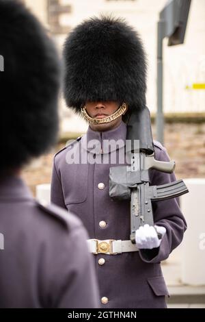 Edimburgo, Scozia, Regno Unito. 2 ottobre 2021. NELLA FOTO: Sua Maestà la Regina apre ufficialmente il Parlamento scozzese con una pesante presenza di polizia, con numerose forze di sicurezza e la guardia in piedi dell'esercito britannico. Le strade erano fiancheggiate da buoni wishers alcuni hanno visto onditare le bandiere di Union Jack e la gente che scattava le foto sui loro telefoni della macchina fotografica. Charles e Camilla partirono poi dall'elicottero reale. Credit: Colin Fisher/Alamy Live News Foto Stock