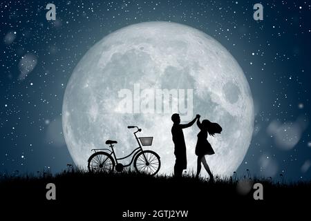 Silhouette di notte paesaggio di coppia o amante ballare sulla luna piena a sfondo blu notte. Foto Stock