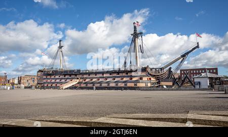 Vista laterale della HMS Victory, la nave ammiraglia di Lord nelson, in mostra al Portsmouth Dockyard, Hampshire, Regno Unito, il 29 settembre 2021 Foto Stock