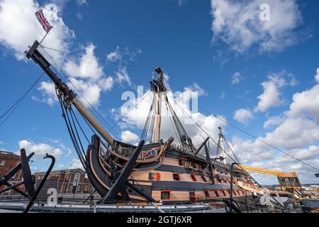 Vista laterale della HMS Victory, la nave ammiraglia di Lord nelson, in mostra al Portsmouth Dockyard, Hampshire, Regno Unito, il 29 settembre 2021 Foto Stock