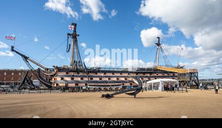 Vista laterale della HMS Victory, la nave ammiraglia di Lord nelson, in mostra al Portsmouth Dockyard, Hampshire, Regno Unito, il 29 settembre 2021 Foto Stock