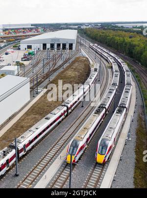 DONCASTER, REGNO UNITO - 16 SETTEMBRE 2021. I treni passeggeri Hitachi Azuma 800 IC125 ad alta velocità sono in stalla presso il deposito dei treni Hitachi a Doncaster Foto Stock