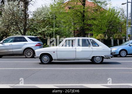 Bucarest, Romania, 24 aprile 2021 vecchio retro bianco francese Renault 16 TL classica auto parcheggiata in una strada in una soleggiata primavera Foto Stock