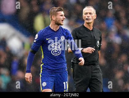 Timo Werner di Chelsea (a sinistra) parla all'arbitro Martin Atkinson dopo aver visto il suo obiettivo non dato dopo un controllo VAR durante la partita della Premier League a Stamford Bridge, Londra. Data foto: Sabato 2 ottobre 2021. Foto Stock