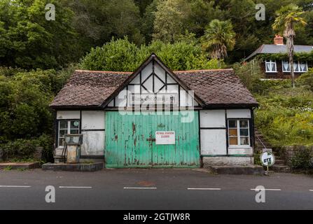 Chiuso il garage Black Cat e il distributore di benzina sulla A396, a Bampton, Devon Foto Stock