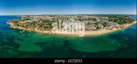 Panorami aerei del drone della spiaggia di Oura (Praia da Oura). Albufeira, Algarve, Portogallo Foto Stock