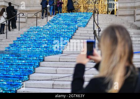 Parigi, Francia. 2 ottobre 2021. Nell’ambito della mostra “il teorema dei Narcisi” dedicata all’opera di Jean-Michel Othoniel, l’artista ha decorato i gradini del Petit Palais con questo fiume blu a Parigi, in Francia, il 02 ottobre 2021. Dal 28 settembre 2021 al 2 gennaio 2022, su invito del Petit Palais, Jean-Michel Othoniel assume il museo e il suo giardino. Photo by Lionel Urman/ABACAPRESS.COM Credit: Abaca Press/Alamy Live News Foto Stock