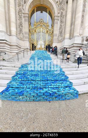 Parigi, Francia. 2 ottobre 2021. Nell’ambito della mostra “il teorema dei Narcisi” dedicata all’opera di Jean-Michel Othoniel, l’artista ha decorato i gradini del Petit Palais con questo fiume blu a Parigi, in Francia, il 02 ottobre 2021. Dal 28 settembre 2021 al 2 gennaio 2022, su invito del Petit Palais, Jean-Michel Othoniel assume il museo e il suo giardino. Photo by Lionel Urman/ABACAPRESS.COM Credit: Abaca Press/Alamy Live News Foto Stock