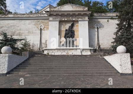 Sevastopol, Crimea, Russia - 28 luglio 2020: Monumento ai partecipanti del Sevastopol Armed Uprising nel novembre 1905 sul lato della nave nella HER Foto Stock