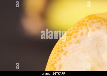 Macro frutta: Banana matura estrema close-up, formato orizzontale, sfondo nero Foto Stock