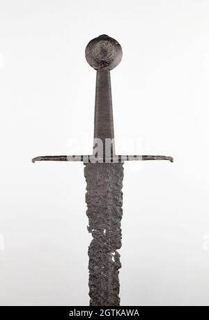 Colpo verticale di spada, armi e armature su sfondo bianco Foto Stock