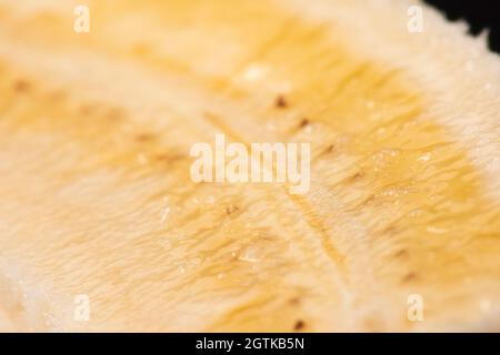 Macro frutta: Banana matura estrema close-up, formato orizzontale, sfondo nero Foto Stock