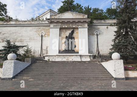 Sevastopol, Crimea, Russia - 28 luglio 2020: Segno memorabile per i partecipanti della rivolta armata di Sevastopol nel novembre 1905 sul lato della nave in t Foto Stock