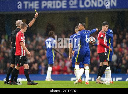 L'arbitro Martin Atkinson (a sinistra) mostra una carta gialla per Thiago Silva di Chelsea durante la partita della Premier League a Stamford Bridge, Londra. Data foto: Sabato 2 ottobre 2021. Foto Stock