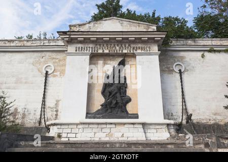 Sevastopol, Crimea, Russia - 28 luglio 2020: Monumento ai partecipanti del Sevastopol Armed Uprising nel novembre 1905 su Eroi di Sevastopol Str Foto Stock