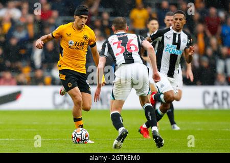 2 ottobre 2021; Molineux Stadium, Wolverhampton, West Midlands, Inghilterra; EFL Cup Football, Wolverhampton Wanderers contro Newcastle United; Sean Longstaff di Newcastle United tenta di tenere una corsa da Raul Jimenez di Wolverhampton Wanderers Foto Stock