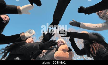 Le amiche si uniscono al centro in una giornata invernale. Foto Stock