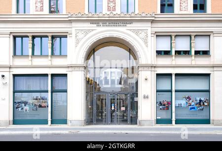 Berlino, Germania, 27 settembre 2021, ingresso e vista frontale dell'Ufficio Stampa federale di Dorotheenstrasse. Foto Stock