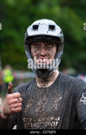 Innerleithen, Tweed Valley, Scozia, Regno Unito. 2 ottobre 2021. Una giornata bagnata e fangosa all'EWS enduro World Series, che si svolge questa settimana nella foto: Il pilota Gabriel Seabridge dopo aver completato la sua gara nella EWS100 sotto la categoria 21 credito: Kay Roxby/Alamy Live News Foto Stock