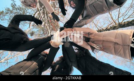 Le amiche si uniscono al centro in una giornata invernale. Foto Stock