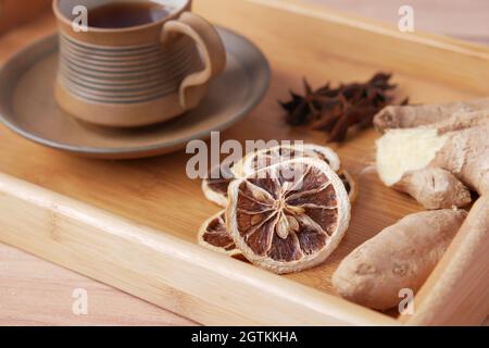 primo piano di limone secco, zenzero e tè verde sul tavolo Foto Stock