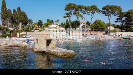 Vista aerea della spiaggia di Ondes sul Cap d'Antibes nella Costa Azzurra - rovine di una torre di guardia rotonda allagata nel Mar Mediterraneo Foto Stock