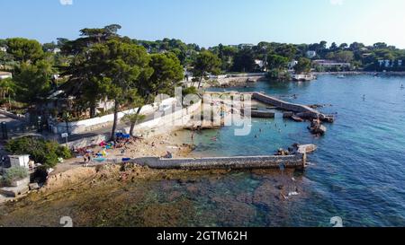 Vista aerea di un muro crollato tra Ondes Beach e Mallet Beach sul Cap d'Antibes in Costa Azzurra - piscina naturale creato dalle rovine di Foto Stock