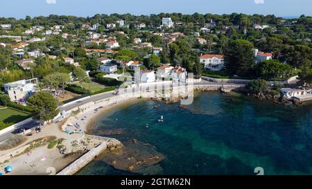 Vista aerea delle tenute costose dietro la spiaggia di Mallet sul Cap d'Antibes in Costa Azzurra - turisti che prendono il sole sul Mar Mediterraneo in Foto Stock