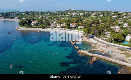 Vista aerea della spiaggia di Ondes sul Cap d'Antibes nella Costa Azzurra - rovine di una torre di guardia rotonda allagata nel Mar Mediterraneo Foto Stock