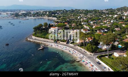 Vista aerea della spiaggia di Ondes sul Cap d'Antibes nella Costa Azzurra - rovine di una torre di guardia rotonda allagata nel Mar Mediterraneo Foto Stock