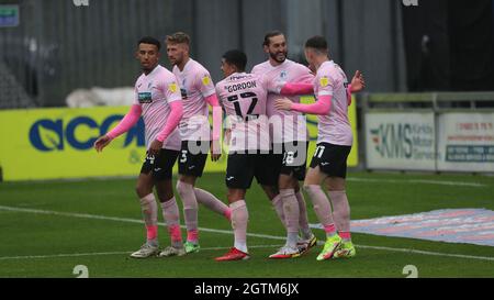 MANSFIELD, REGNO UNITO. La Barrow's Oliver Banks festeggia dopo aver segnato dal punto di rigore durante la partita della Sky Bet League 2 tra Mansfield Town e Barrow allo stadio One Call di Mansfield sabato 2 ottobre 2021. (Credit: Mark Fletcher | MI News) Credit: MI News & Sport /Alamy Live News Foto Stock