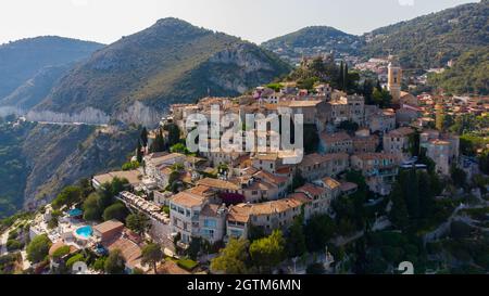 Vista aerea del villaggio di Eze, un famoso villaggio di pietra costruito su uno scogliera alto sopra il Mar Mediterraneo nel sud della Francia Foto Stock