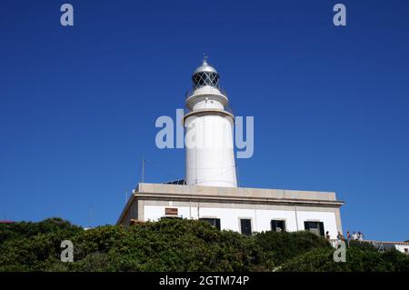 Il faro di Cap de Formentor all'estremità settentrionale di Maiorca. La strada singola per il faro è popolare tra turisti e ciclisti. Foto Stock